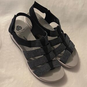 Cloudsteppers by Clarks Gray and Black Sandals elastic strap size 9